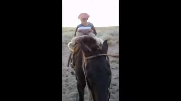 Jeremías, cabalga 30 Km para conseguir Internet y poder enviar sus tareas