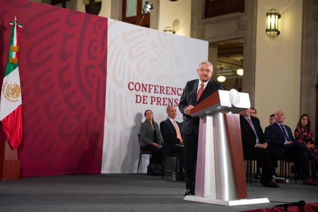 AMLO anuncia becas en el extranjero para médicos; deberán trabajar un tiempo en sector público