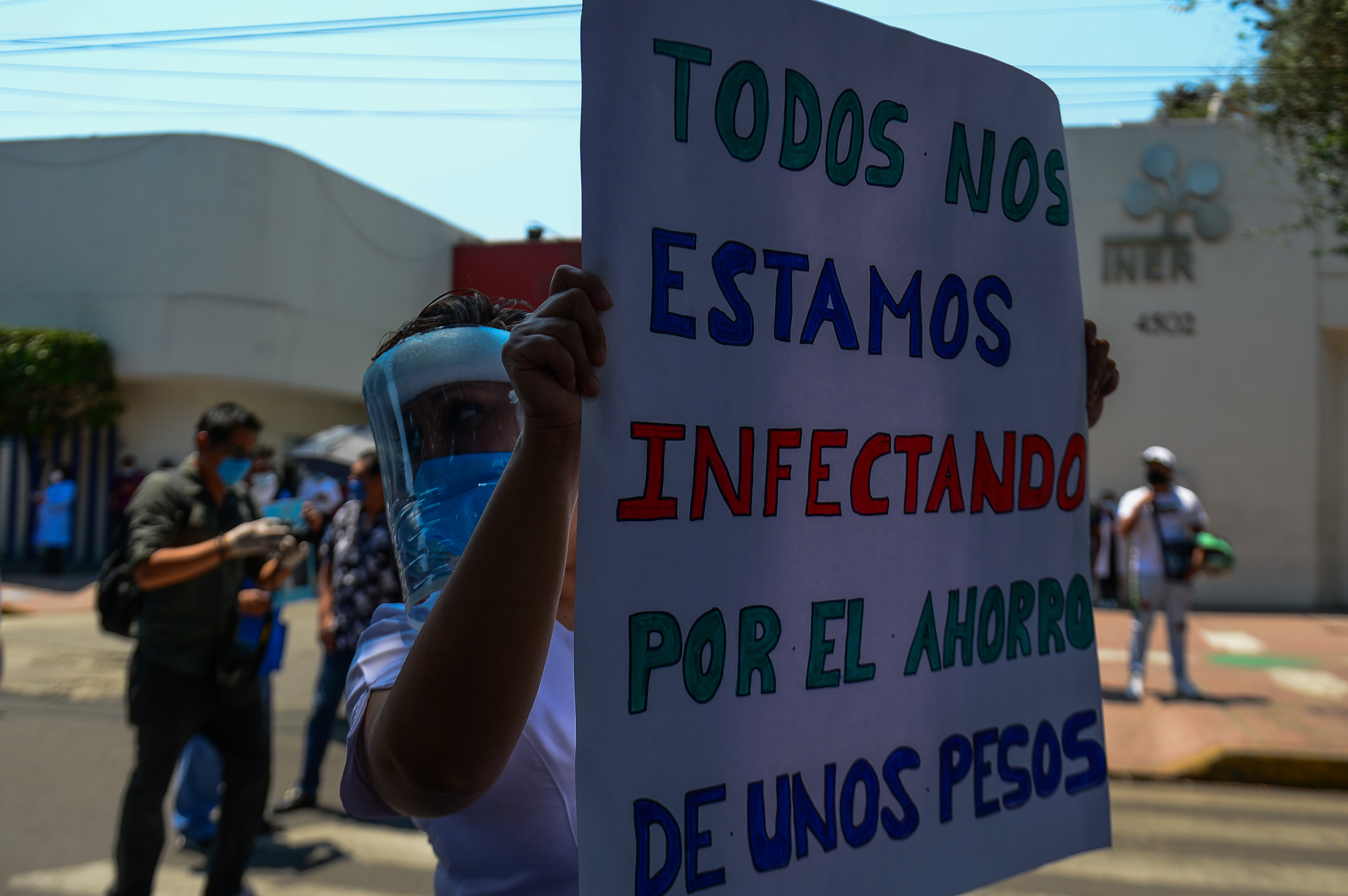 ‘¡No a la reutilización de cubrebocas!’: médicos protestan para exigir insumos