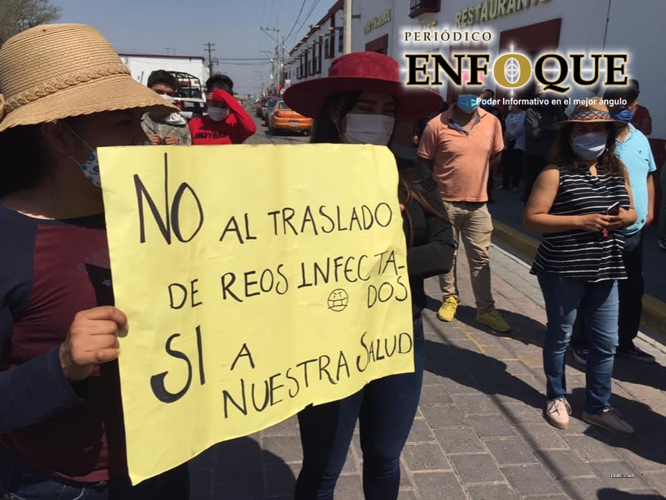 Pobladores de Tecali no quieren a presos con Covid-19 en su penal; amagan con dañar las instalaciones