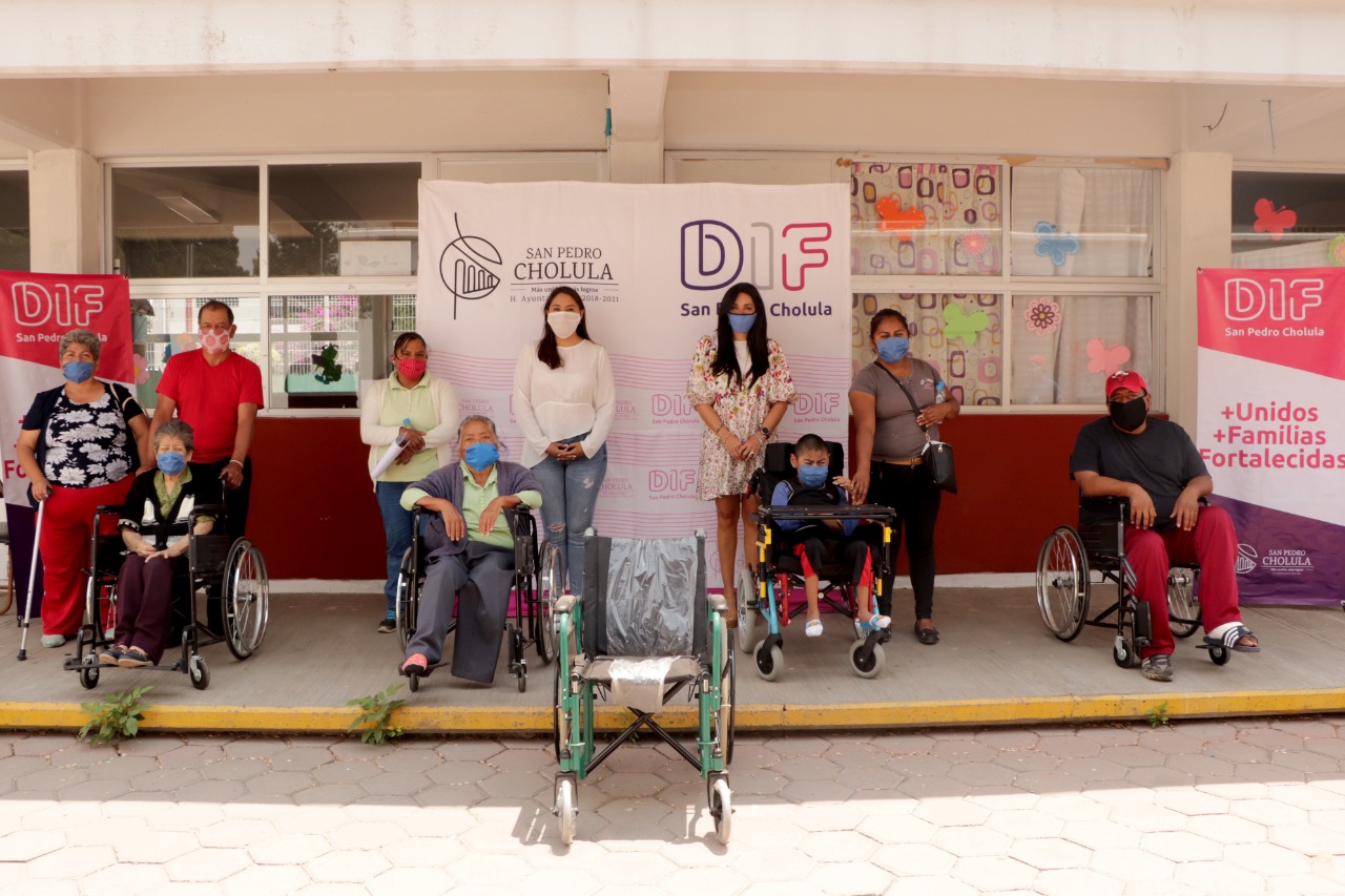DIF Estatal y Municipal benefician con sillas de ruedas a vecinos de San Pedro Cholula con problemas de movilidad