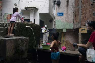 Coronavirus, ¿la enfermedad global que la propagan los ricos y la sufren los pobres?