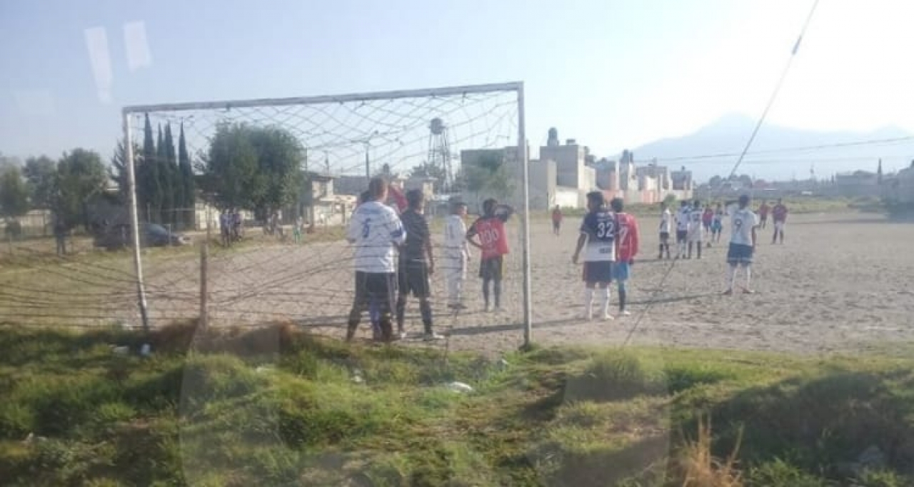 Sin miedo al coronavirus, continúan torneos de futbol llanero en Puebla