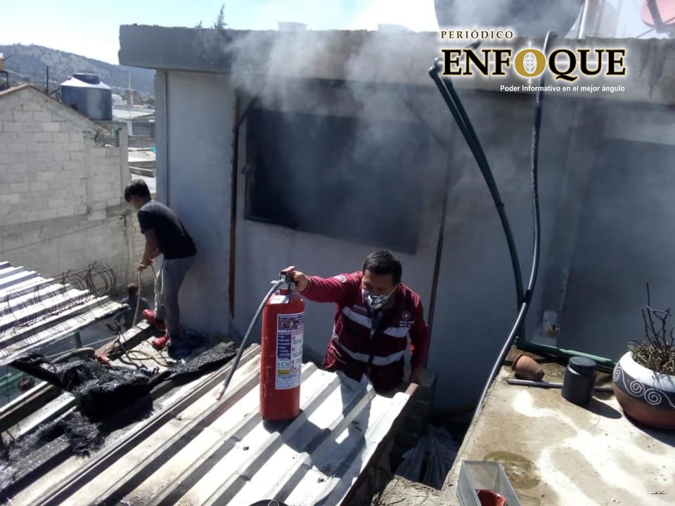 Se incendia bodega de salas y sillones en Amozoc 
