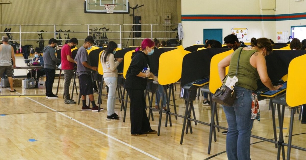 Funcionario electoral de EU fallece tras dar positivo a COVID-19; trabajó el día de los comicios