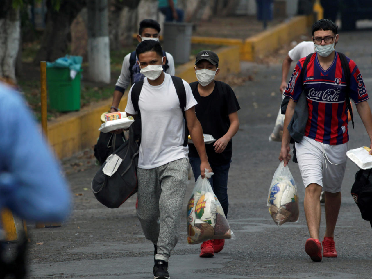 Puebla, Pue.- La dra. Marianne Marchand, académica de la Universidad de las Américas Puebla (UDLAP) indicó que desde el inicio de la pandemia por Covid-19 se complicado la situación en la viven los migrantes en el mundo, ya que además de encontrar el cierre de fronteras, atraviesan por deportaciones que los dejan expuestos al virus. Durante su participación en el ciclo Universidades por la Ciencia, con la ponencia titulada Migración: Retos y realidades agregó que esta pandemia los ha dejado vulnerables, ya que muchos se encuentran varados en las fronteras de los países a lo que buscan ingresar sin servicios de salud, vivienda o trabajo. “Lo primero que hemos notado es el cierre de fronteras complicando con ello la movilidad regular e irregular. También se escucha de detenciones y deportaciones de migrantes sin pruebas o medidas de protección; los migrantes se encuentran en situación de vulnerabilidad en cuanto a vivienda, acceso a servicios de salud, poco teletrabajo y xenofobia”, comentó. Asimismo, compartió cifras de la migración en la actualidad: Según la Organización de Naciones Unidas, actualmente el 3.5% de la población mundial son migrantes, que representan a 272 millones de personas. También resultó muy interesante conocer las regiones con más inmigrantes, encontrando que Europa tiene 82 millones de personas; América del Norte, en particular Canadá y Estados Unidos, tienen 59 millones y África del Norte y Asia Occidental tienen 49 millones. Un dato a destacar de estas cifras, es que de estos migrantes 48% son mujeres; asimismo, de los 272 millones, más o menos el 14% de los migrantes son jóvenes menores de 20 años. Lo que sí ha aumentado mucho son las personas desplazados forzados alcanzando la cifra de 79.5 millones, es decir entran en este rubro aquellos que, por cuestiones políticas, violencia o de guerra, tienen que huir de su país; aquí cabe destacar que entre 30 y 40 millones son menores de edad.