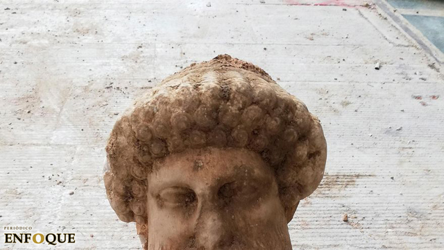 Una gran cabeza del dios Hermes ha aparecido en pleno centro de Atenas durante los trabajos de renovación del alcantarillado de una de las calles más concurridas de la capital griega.  Según informó este domingo el ministerio de Cultura, la cabeza, que representa al dios mensajero en edad adulta, fue hallada a tan solo 1,30 metros de profundidad en la calle Eolu, cerca de la Iglesia de San Irene y junto a la emblemática plaza de Monastiraki.  Las primeras investigaciones apuntan a que se trata de un fragmento de una columna, y la imagen es típica del Hermes Propileo del escultor Alcámenes.  Más en El Mundo De convertir una felación de su novia en el 'no va más' de la modernidad a ser apóstol de Trump y oponerse al voto femenino El Mundo El séquito de Pablo Iglesias en su viaje con Felipe VI El Mundo Todo apunta a que se trata de una obra original que posiblemente data de finales del siglo IV o comienzos del siglo III a.C, señaló el ministerio en un comunicado.  El hallazgo, que se conserva en buen estado, fue trasladado de inmediato a un depósito del Eforato de Antigüedades de Atenas.