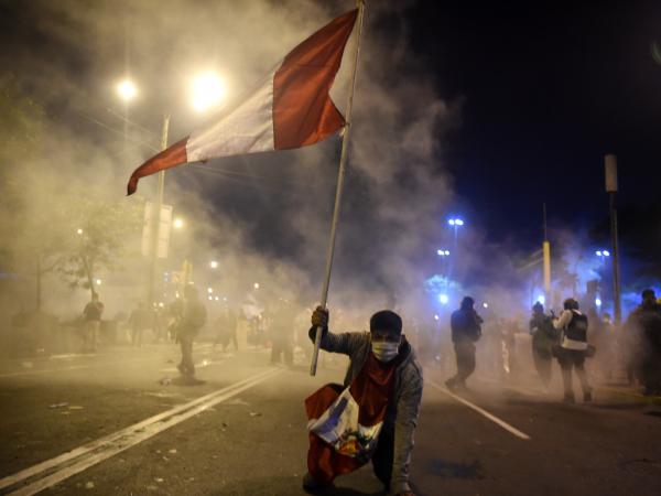 Renuncia Manuel Merino, presidente interino de Perú, tras protestas