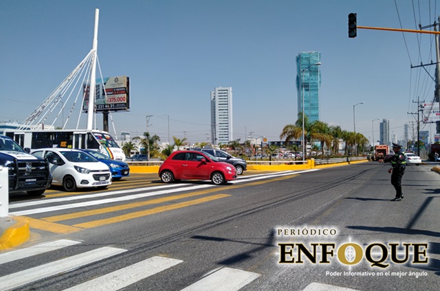 Automovilistas no respetan semáforo y lugares prohibidos de estacionamiento en San Andrés Cholula