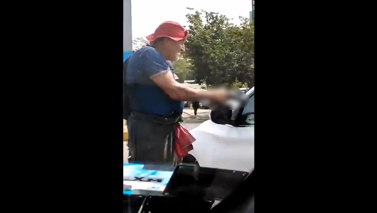 "A punta de pistola": adulto mayor exige limosna a automovilistas en Michoacán (Video)