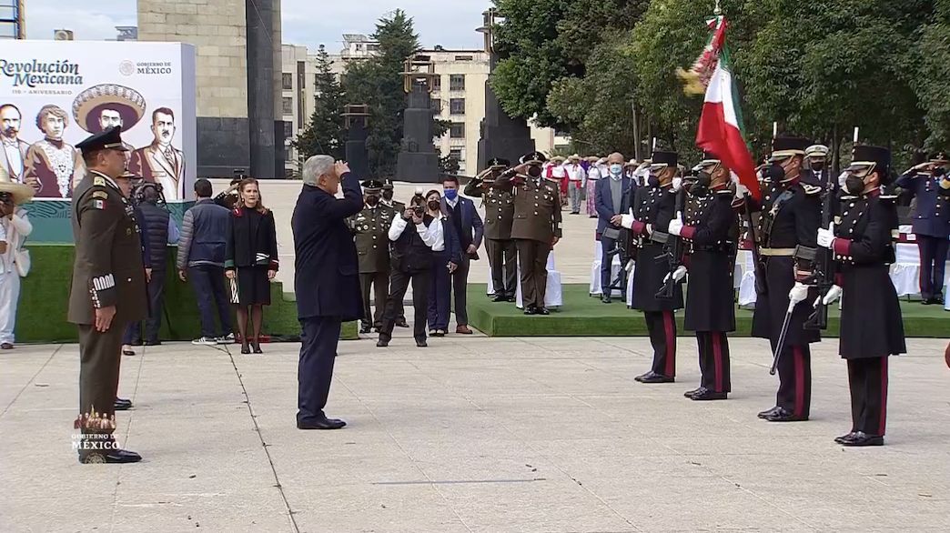 López Obrador entrega condecoraciones al Ejército por aniversario de la Revolución Mexicana