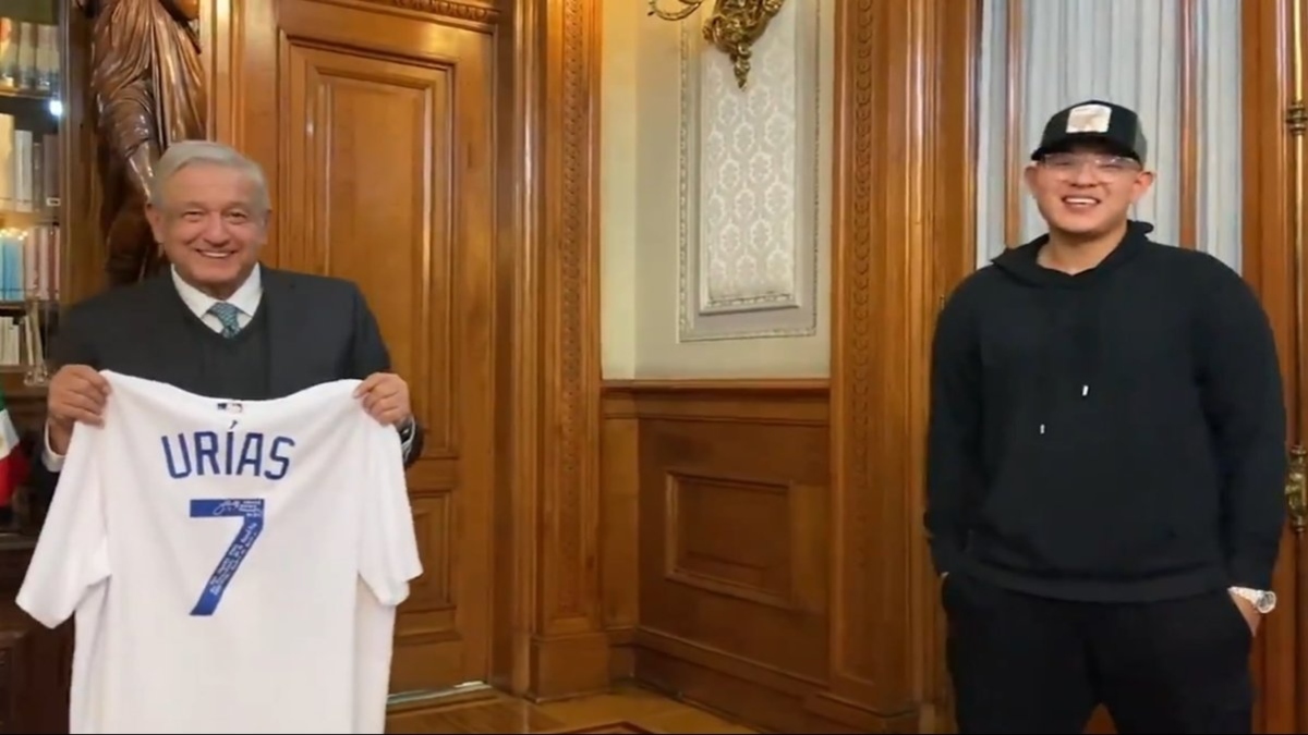 'Lo que hizo es historia', AMLO se reúne con Julio Urías, campeón de la Serie Mundial con los Dodgers