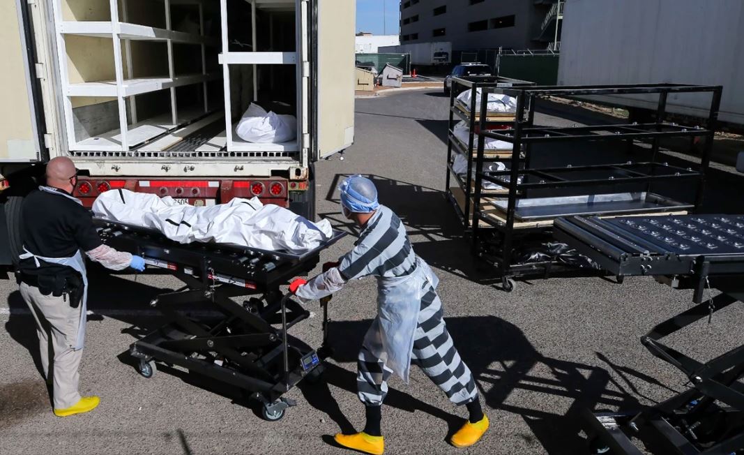 Reclusos en El Paso reciben 2 dólares por hora para trasladar cuerpos de víctimas de COVID