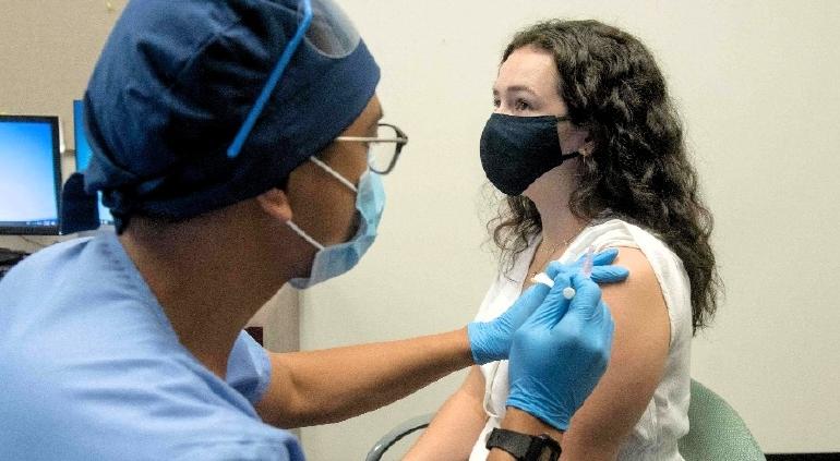 Vacuna contra el COVID-19 no es una 'solución milagrosa' a la pandemia: CEO de Moderna