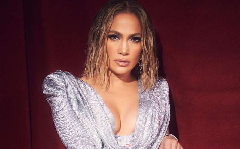 Jennifer Lopez luce su figura con impresionante look con transparencias