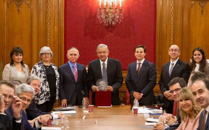 Empresarios se reúnen con AMLO para revisar iniciativa sobre 'outsourcing'
