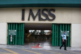 Vinculan a 2 funcionarios del IMSS por adquisición irregular de medicamentos