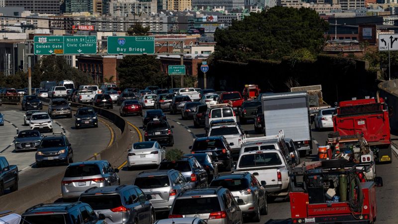 Millones de personas viajan en EU por Día de Acción de Gracias, pese a pandemia