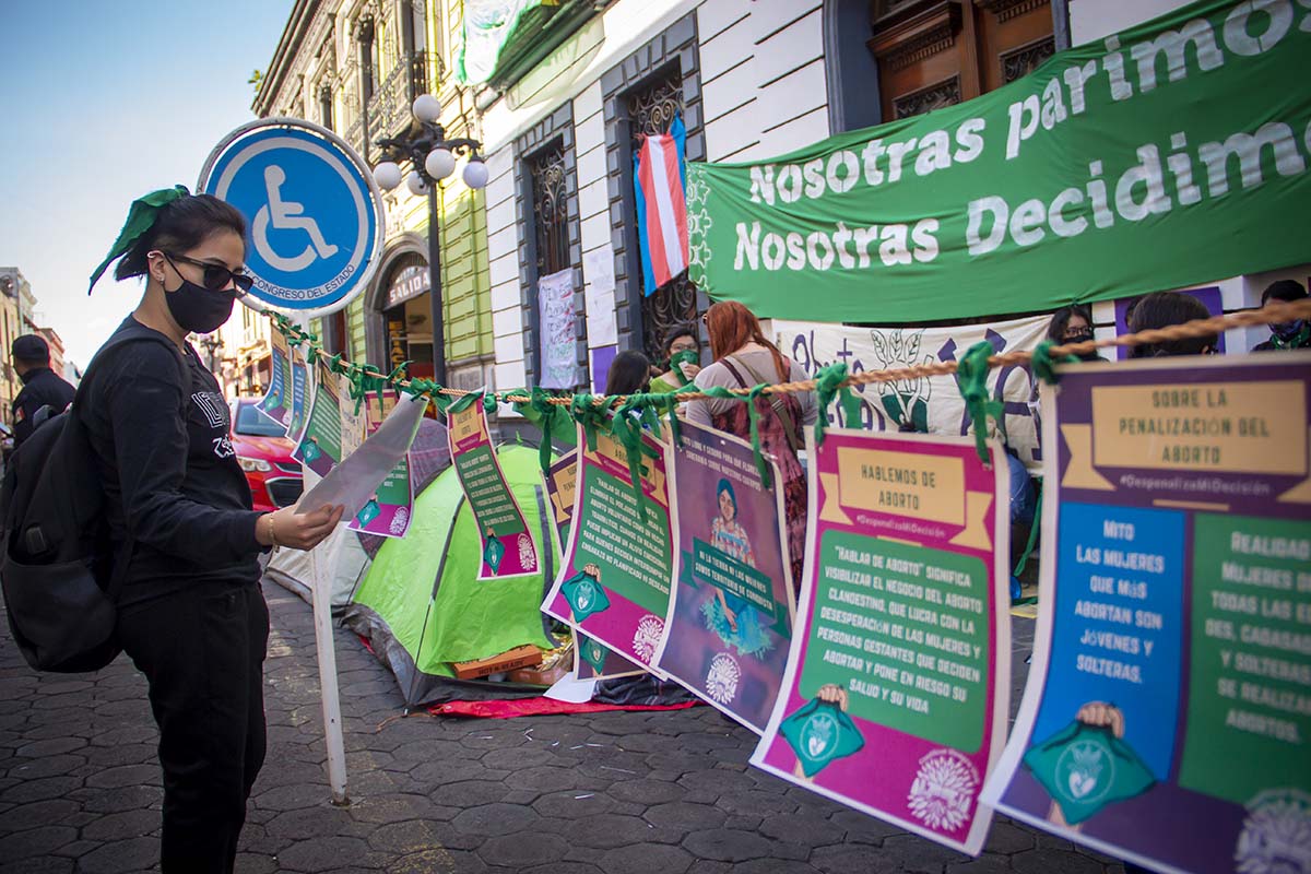 Por cuarto día feministas pro aborto mantienen plantón en el Congreso del Estado