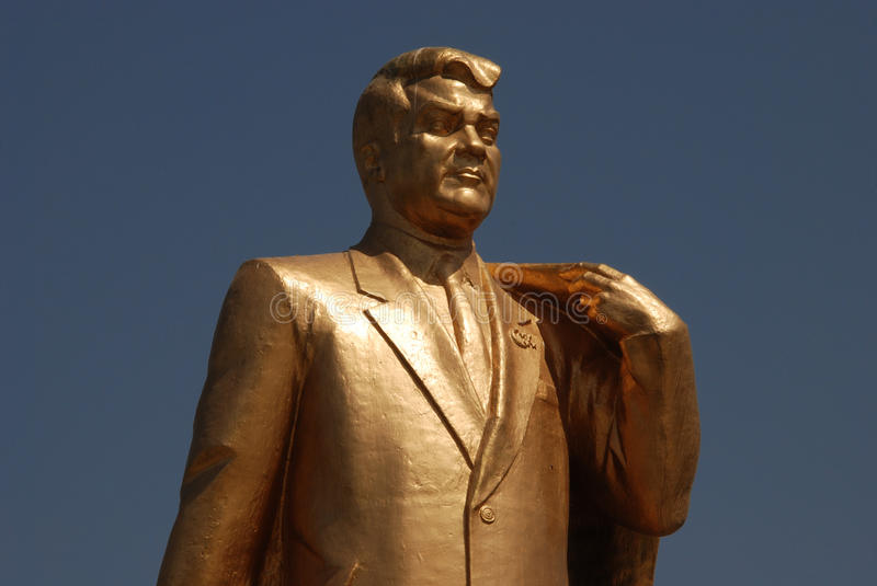monumento de saparmurat niyazov turkmenbashi 68070879