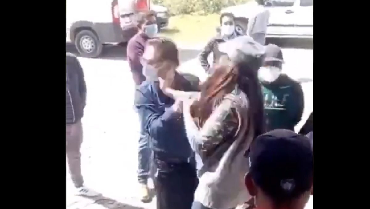 Por decirle “ratera”: Mujer cachetea al presidente municipal de Papalotla, Tlaxcala (Video)