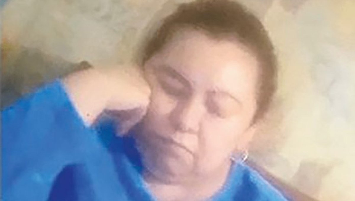 Alumnos exhiben a maestra por quedarse dormida en clase en línea