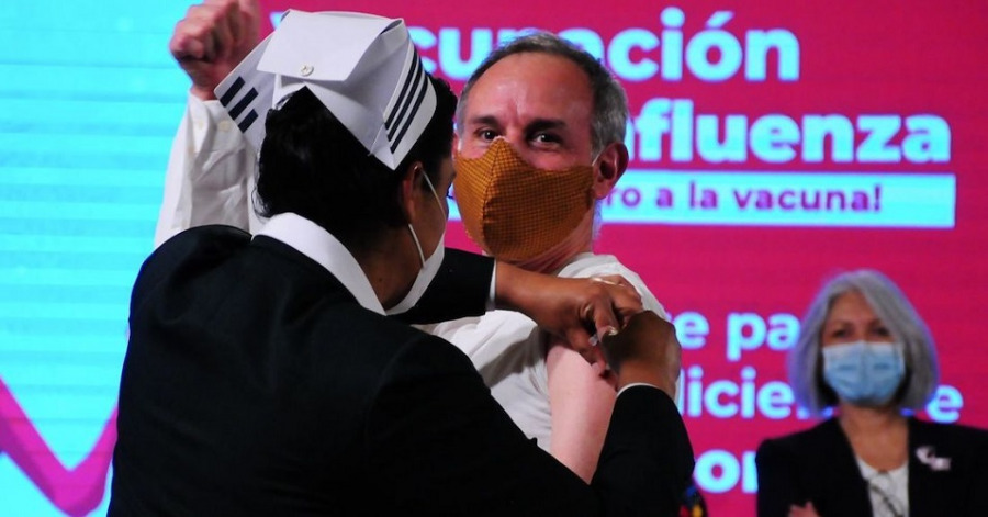 López-Gatell se pone la vacuna contra la influenza (y tú también deberías hacerlo)