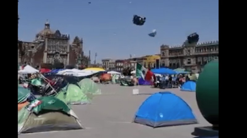 ¿Y la gente? Casa de campaña de FRENAAA en el Zócalo salen volando tras ventarrón (Video)