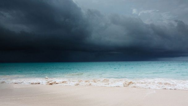 Evacuarán zona hotelera de Cancún por huracán Delta