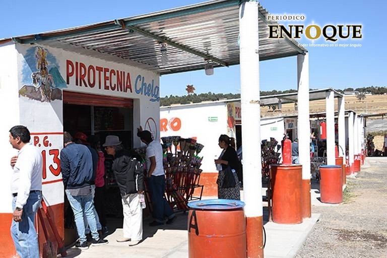 Artesanos de pirotecnia sufren por bajas ventas