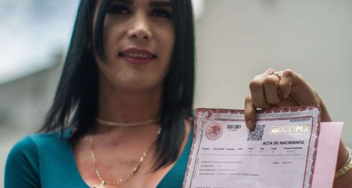 Monreal propone iniciativa para permitir cambio de género en el acta de nacimiento
