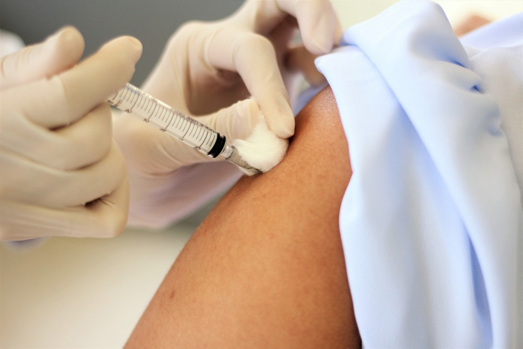 Cofepris alerta sobre venta ilegal de vacuna y falsificación de medicamentos contra la influenza