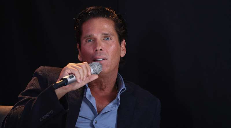 Roberto Palazuelos no aguanta burlas ¡Borra fotos de su Doctorado Honoris Causa!