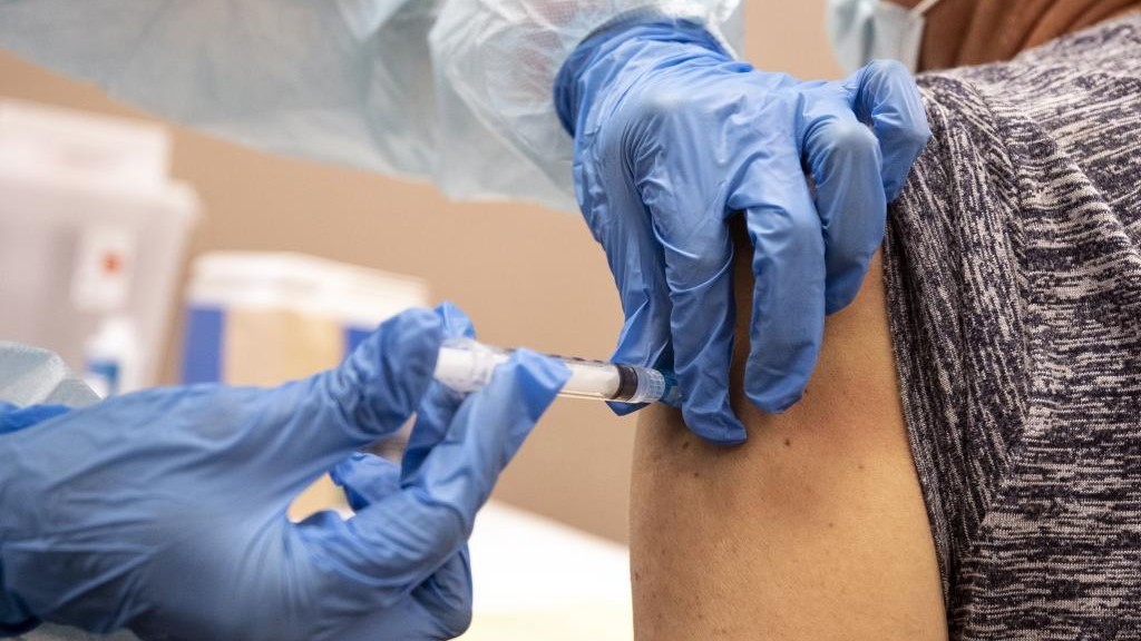 ¿Murió un voluntario de vacuna contra COVID-19 de AstraZeneca? Esto es lo que sabemos