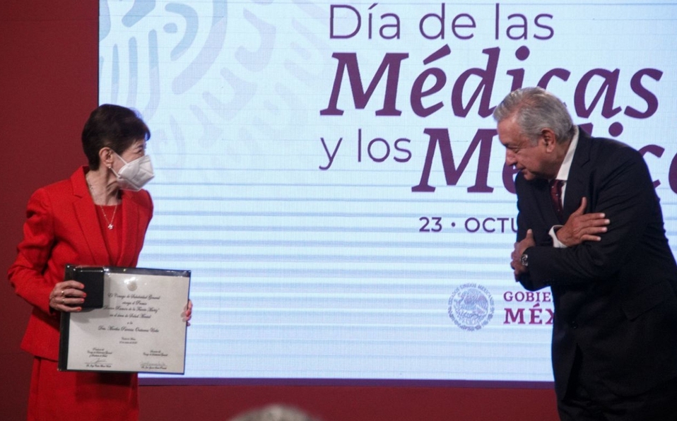 Gobierno entrega reconocimientos a médicos y médicas