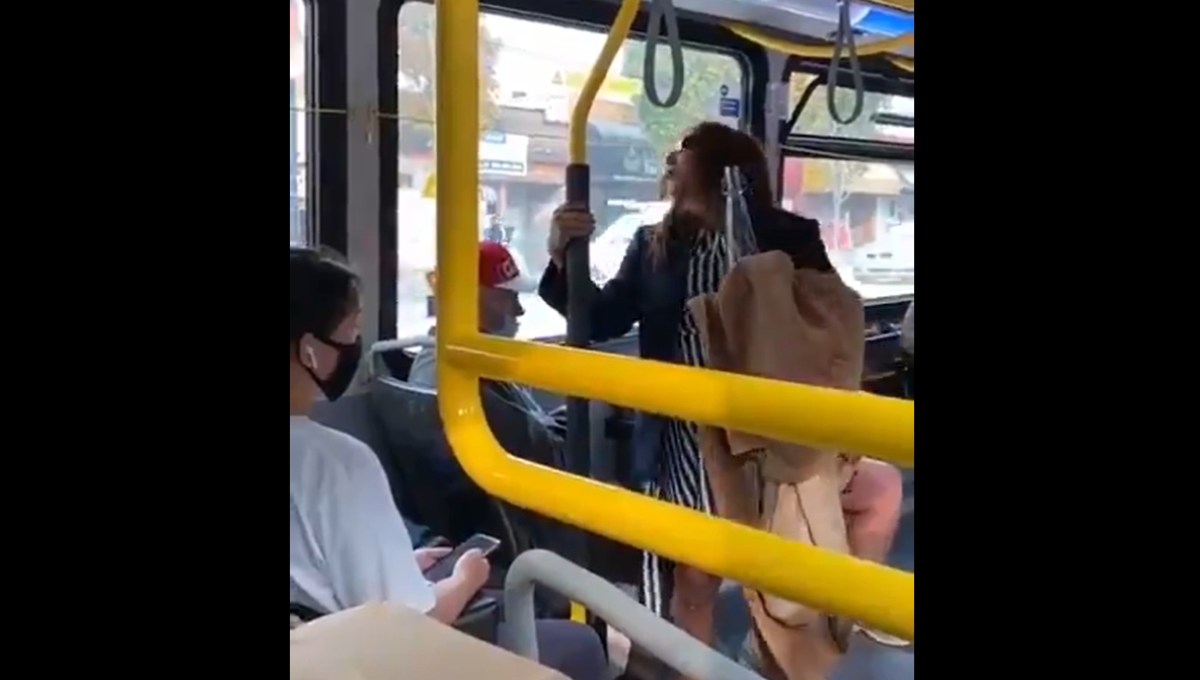 Avientan a mujer de autobús por no traer cubrebocas y escupir a pasajero (Video)