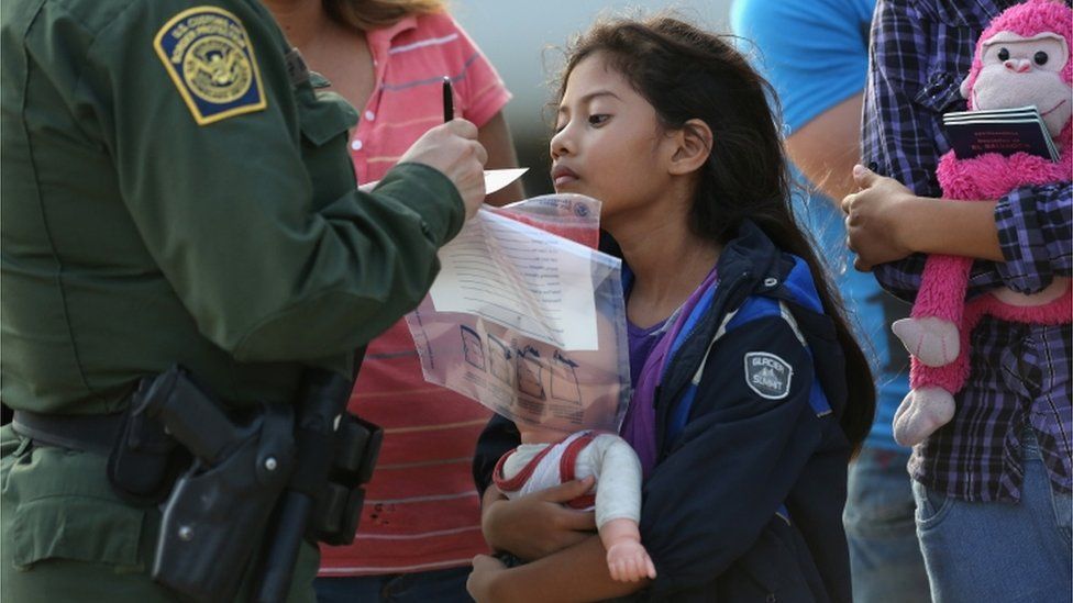 Autoridades de EU expulsan a niños y niñas centroamericanos y les envían a México: NYT