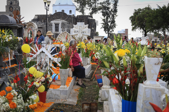 'Que nuestros difuntos estén presentes, pero con las tradiciones': AMLO pide no asistir a panteones por el Día de Muertos