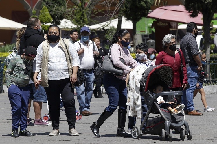 Poblanos aglomeran calles del Centro Histórico pese a restricciones