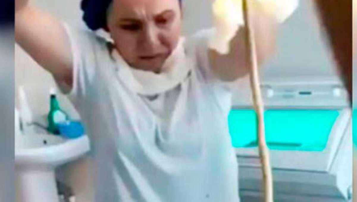 "Requirió cirugía", Serpiente entra en boca de mujer mientras duerme (Video)