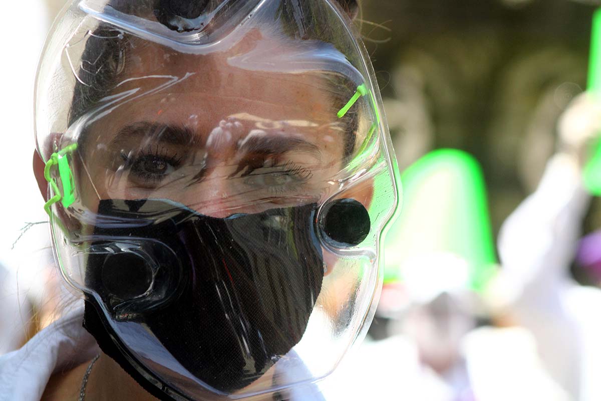 Si uso careta, ¿debo portar aún el cubrebocas para cuidarme del COVID-19?