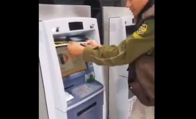 Revelan nuevo modo de robar en cajeros, celular graba NIP y número de tarjeta