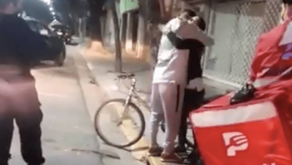 Asaltantes le roban bicicleta a repartidor y joven que hizo pedido le regala la suya (Video)