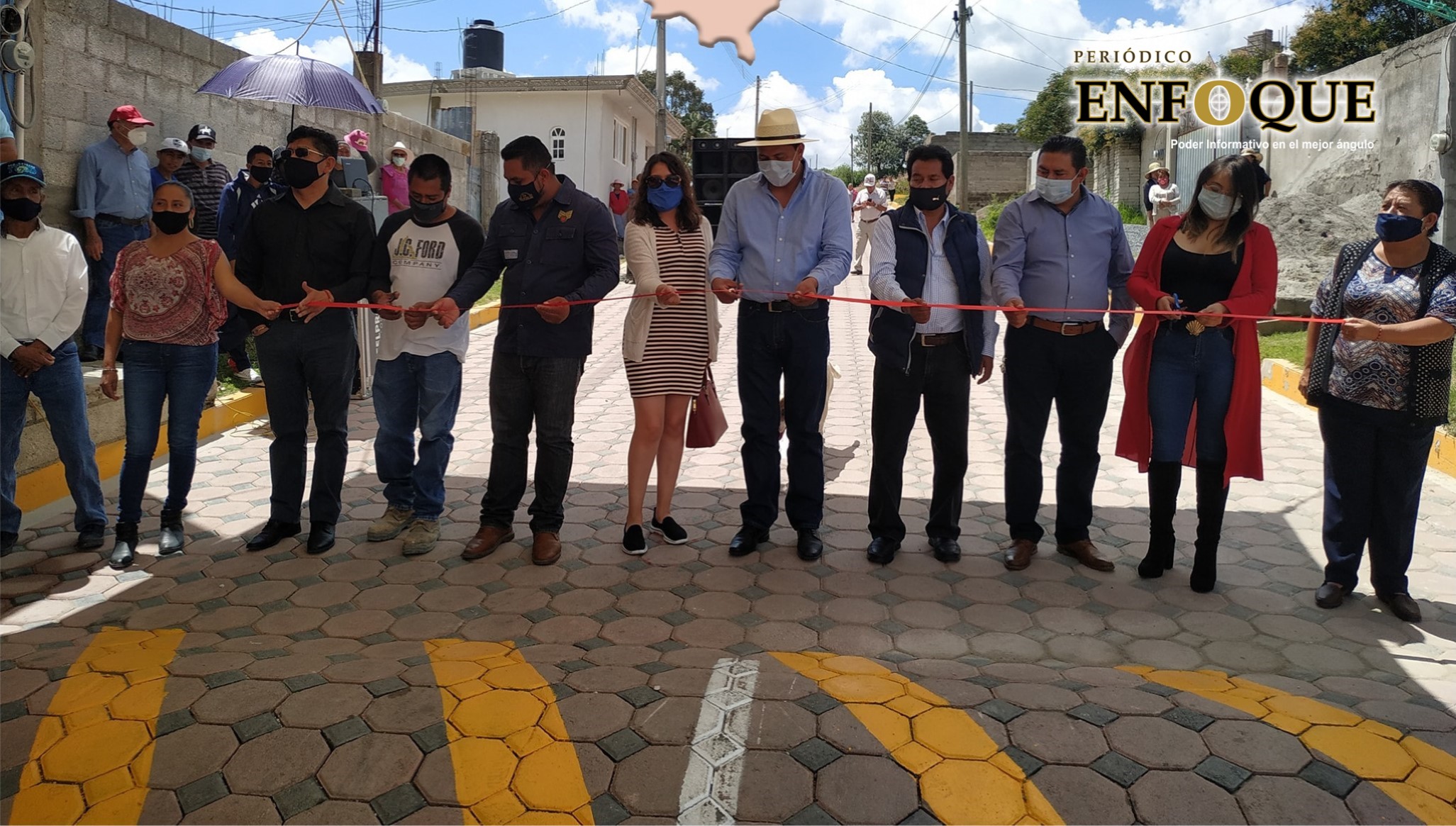Edil de Acajete entrega obras de beneficio social a comunidades 