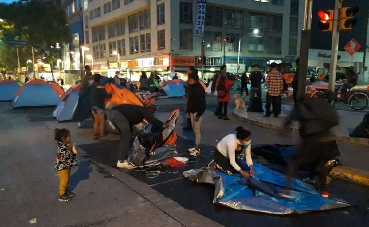 Jóvenes en situación de calle se llevan casas de campaña desocupadas del Frente Anti-AMLO