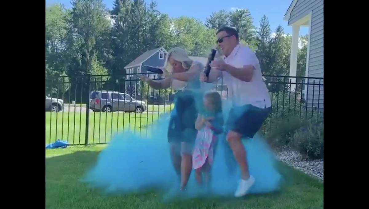 ¡Sale mal! Sufre doloroso accidente en anuncio del sexo de su bebé (Video)