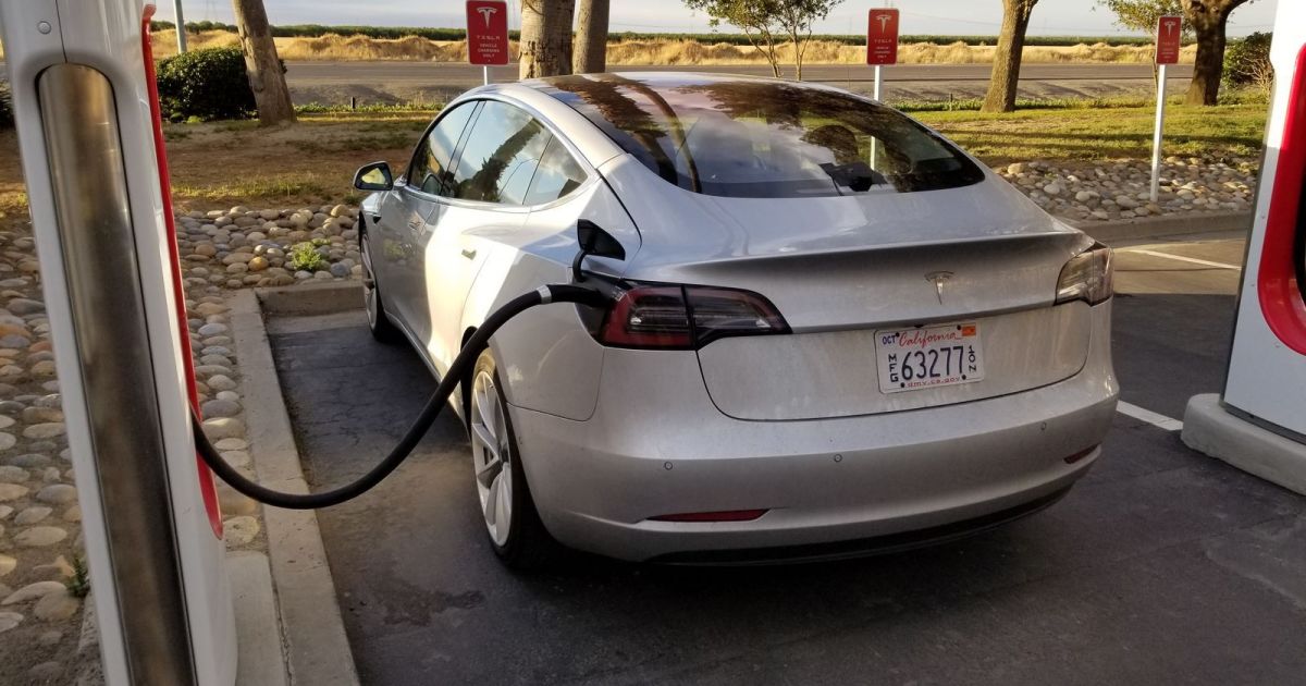 ¿Un auto eléctrico de 25 mil dólares? Tesla planea tenerlo en tres años