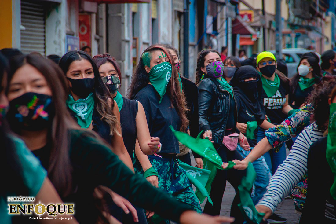 Con “perreo” colectivos feministas exigen legalizar el aborto en Puebla