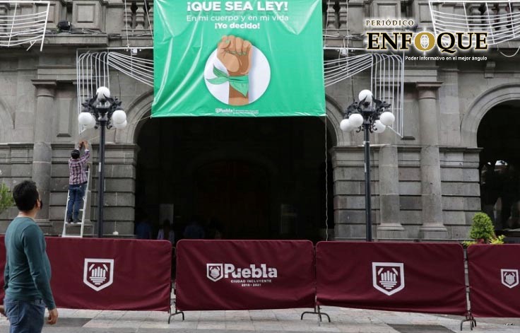 Colocan en Palacio Municipal manta a favor de la despenalización del aborto