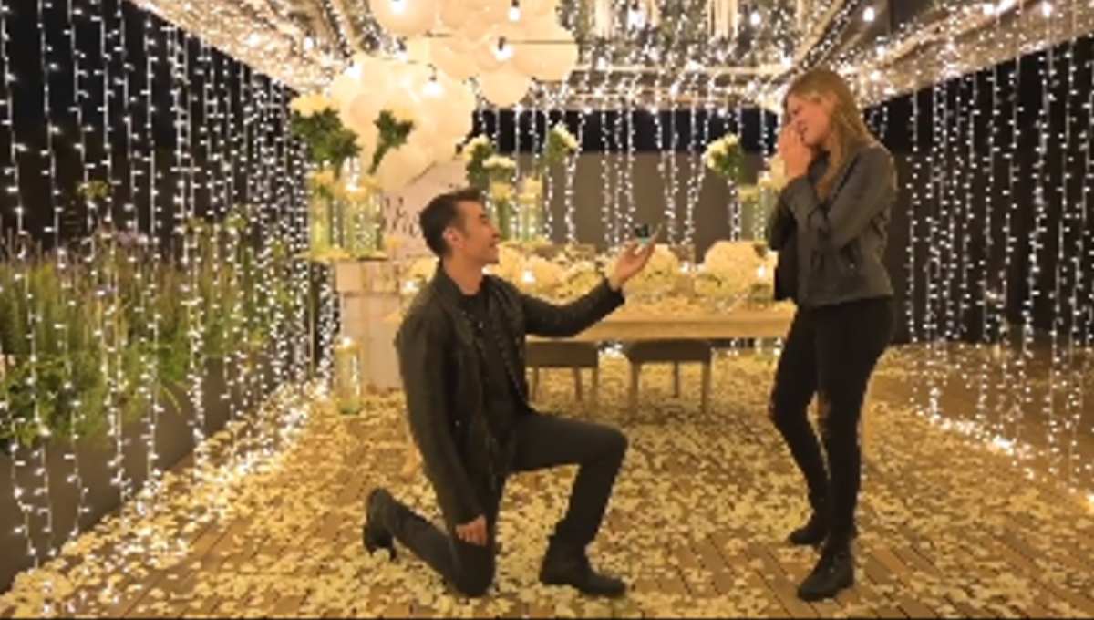 Con una espectacular pedida, Adrián Uribe le propone matrimonio a Thuany Martins (Video)